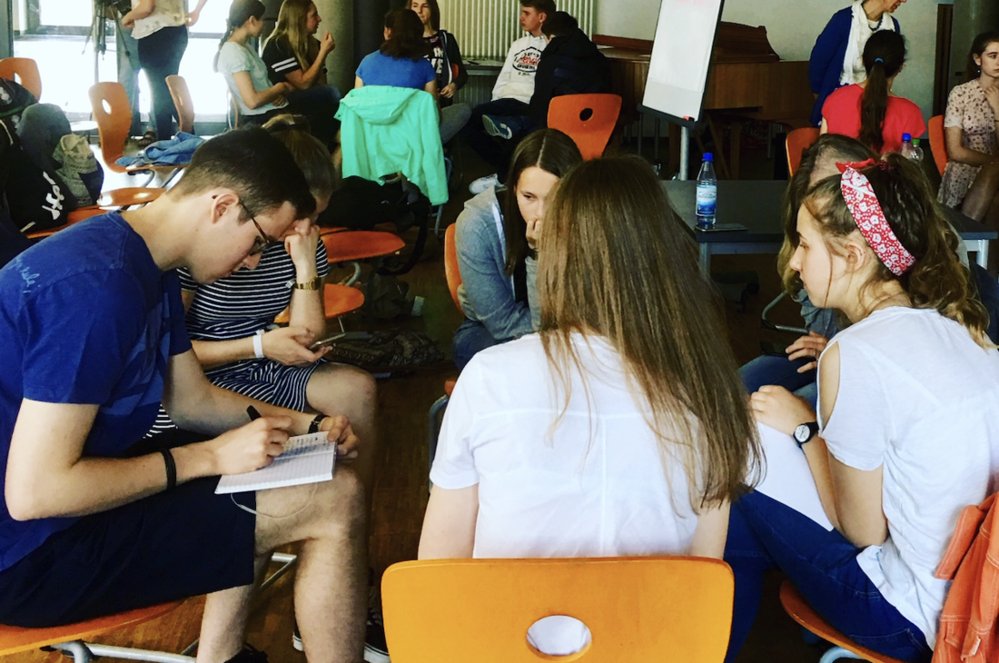 Jugendliche im Kreativ-Workshop